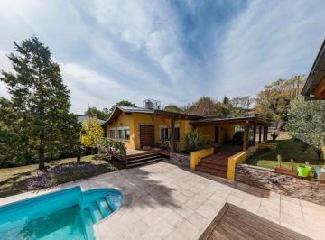 Casa · 347m² · 6 Ambientes · 1 Cochera · Amplia, Luminosa y Muy Linda Casa en Venta en Valle Hermoso!