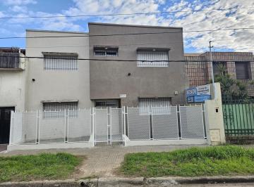 Casa · 175m² · 5 Dormitorios · 2 Cocheras · Importante Casa a Estrenar en Venta de 4 Dorm. Jardín. con Salida a 2 Calles.