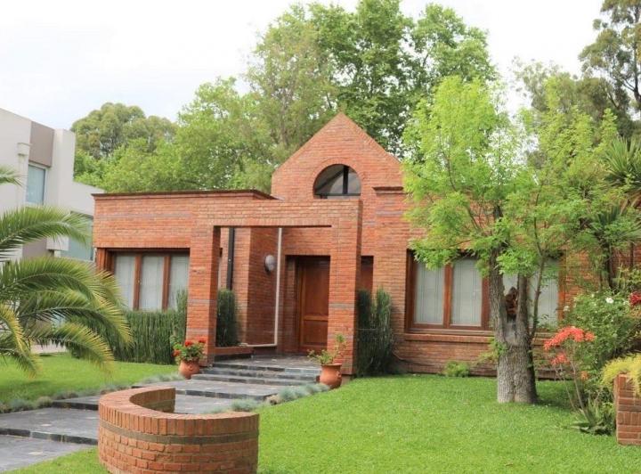 Casa · 370m² · 8 Ambientes · 2 Cocheras