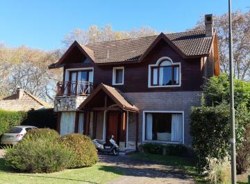 Casa de 5 ambientes, Berazategui · Club El Carmen - Casa Encantadora C/vista Al Bosque