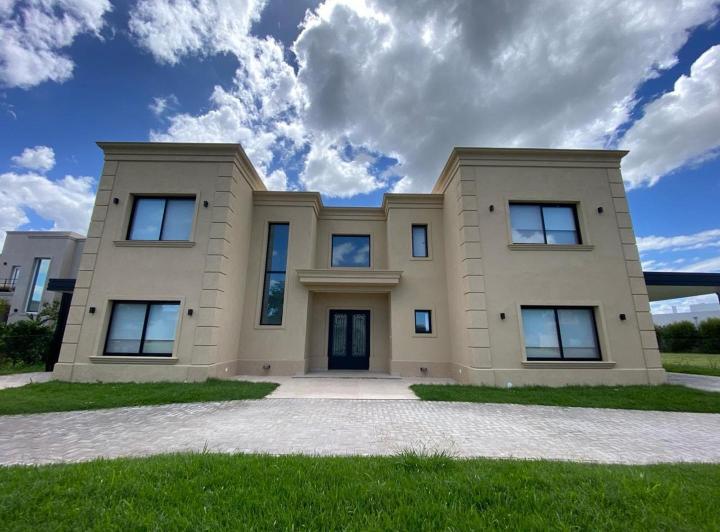 Casa · 400m² · 5 Ambientes · 3 Cocheras