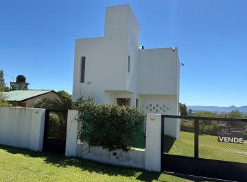 Casa · 104m² · 2 Dormitorios · 2 Cocheras · Alquiler Anual Casa 2 Dorm. con Gran Parque en Tanti