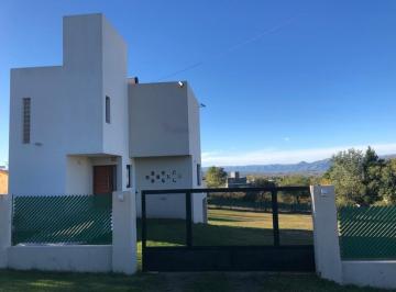 Casa · 104m² · 2 Dormitorios · 2 Cocheras · Venta Casa 02 Dorm. con Gran Parque Tanti