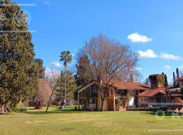 Quinta vacacional · 332m² · 10 Ambientes · Casa Quinta en El Pato Sobre 5 Lotes con Hermosa Piscina y Gran Construcción