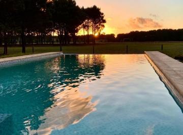 Casa de 5 ambientes, Pinamar · Casa con Pileta Infinita a La Herradura en Pinamar