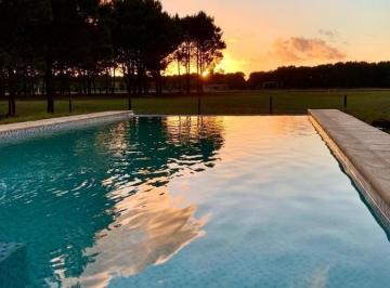 Casa · 250m² · 5 Ambientes · 1 Cochera · Casa con Pileta Infinita a La Herradura en Pinamar