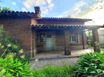 Casa · 922m² · 4 Ambientes · 1 Cochera · Chalet 4 Ambientes con Amplio Parque.
