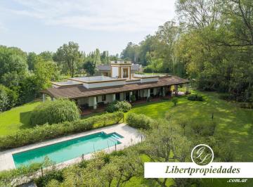 Casa · 177m² · 4 Ambientes · 1 Cochera · Excelente Quinta en Chacras del Molino