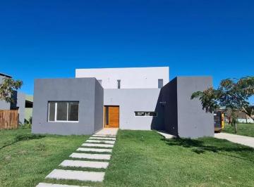 Casa · 152m² · 4 Ambientes · 2 Cocheras · Casa Santa Emilia a La Venta - Cuan Propiedades