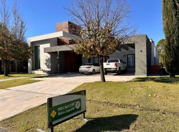 Casa · 200m² · 7 Ambientes · 4 Cocheras · Venta/permuta - Casa - 4 Dorm. - Piscina - Kentucky Club de Campo, Funes