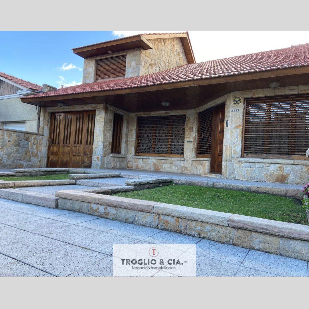 Chalet 3 dorm, 230m² con garage doble y amplio parque — Parque Luro