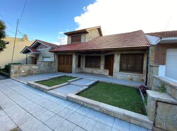 Casa · 230m² · 3 Dormitorios · 2 Cocheras · Chalet de 4 Ambientes en Parque Luro con Gge Doble y Quincho