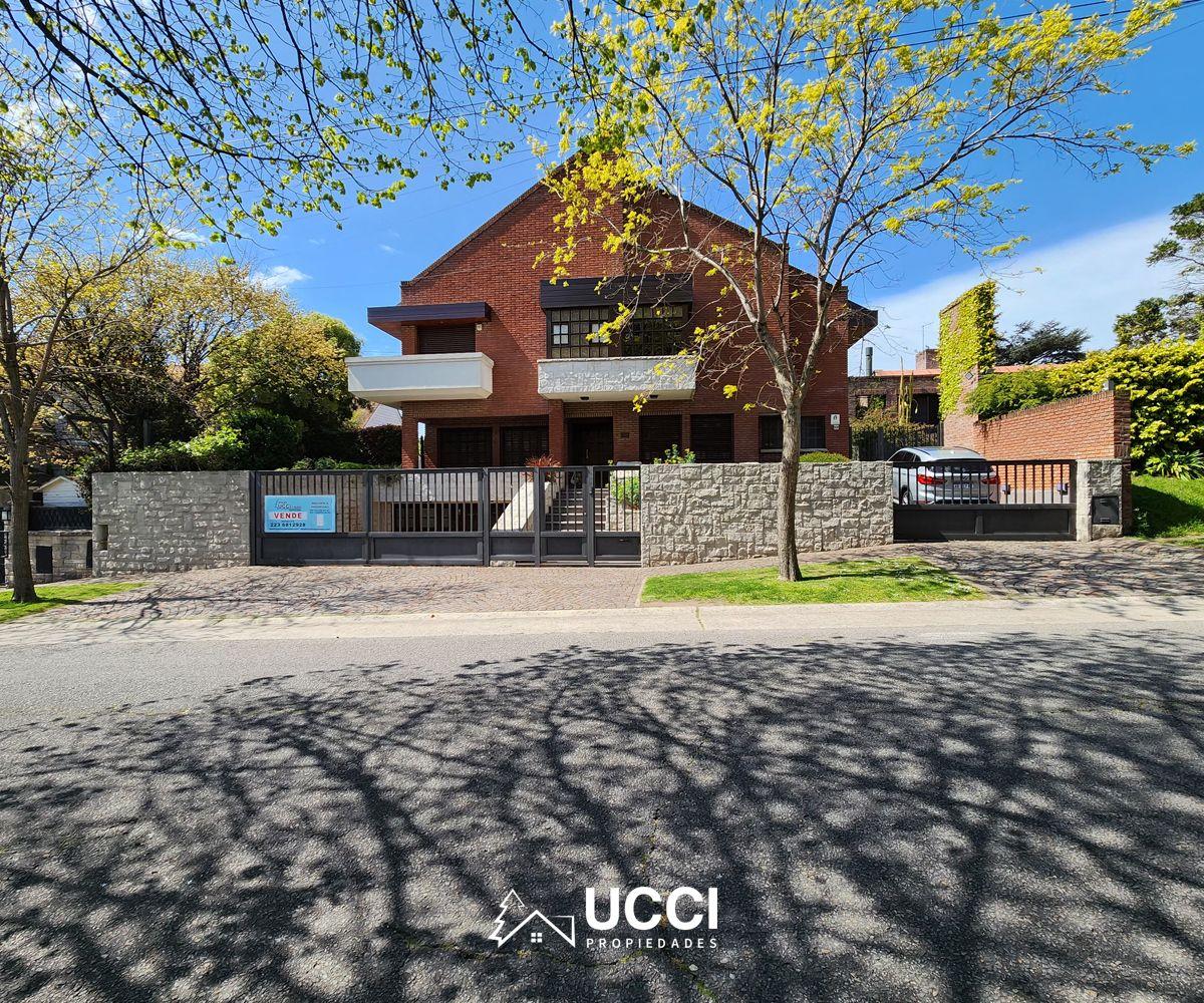 Los Troncos. Venta Magnifico Chalet distribuido en 3 plantas. Jardin con Piscina.