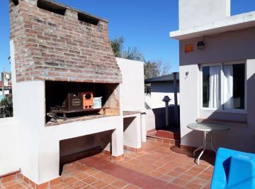 Vista del parrillero en patio trasero de casa de pasillo de 3 dormitorios con patio en barrio Alberdi (AD Propiedades, agencia inmobiliaria en Rosario) · Casa de 3 Dorm. con Terraza y Patio en Alberdi