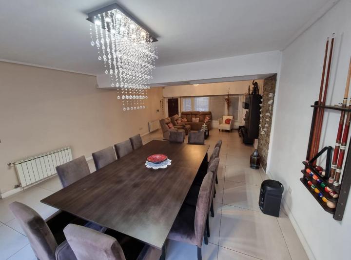 Casa · 270m² · 5 Ambientes · 2 Cocheras