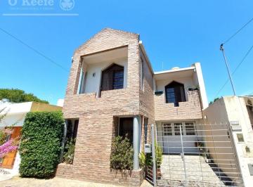 Casa · 210m² · 5 Ambientes · 2 Cocheras · Casa de 5 Ambientes, en Venta. Terminaciones de Gran Calidad y Jardín.