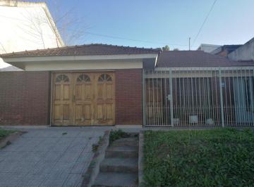 Casa · 100m² · 4 Ambientes · Casa 3 Amb. con Cochera Mas Dpto 2 Amb con Jardin.