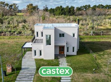 Casa · 216m² · 6 Ambientes · Casa en Dos Plantas a La Venta en Acacias, Puertos