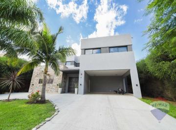 Casa · 470m² · 9 Ambientes · Imponente Casa con Muelle Al Rio Villanueva