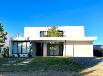 Casa de 7 ambientes, Costa Esmeralda · Espectacular Propiedad a La Laguna - en Ecuestre