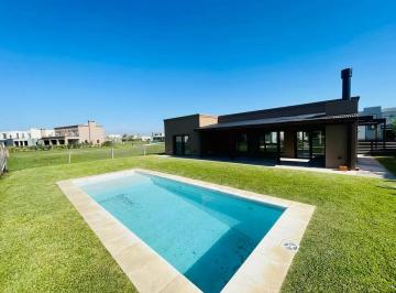 Casa · 160m² · 4 Ambientes · 2 Cocheras · Casa Haras Santa Maria