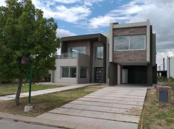 Casa · 259m² · 4 Ambientes · Casa de 4 Ambientes en Venta en Barrio Los Naranjos. Canning - San Vicente.