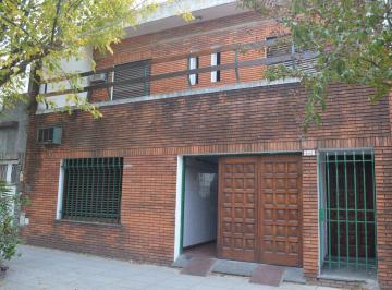 Casa de 4 ambientes, Liniers · Casa de 4 Ambientes con Cochera en Venta - Liniers