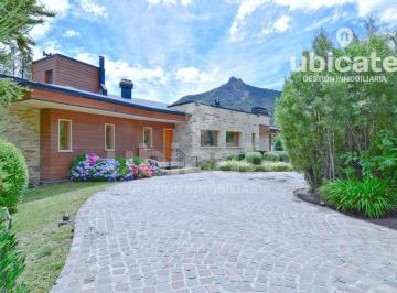 Casa · 636m² · 7 Ambientes · 1 Cochera · Hermosa Casa en Venta en Arelauquen