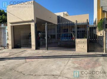 Casa · 249m² · 3 Ambientes · 2 Cocheras · Venta Casa en Lanús Oeste con Salón de Fiestas de 100 m²