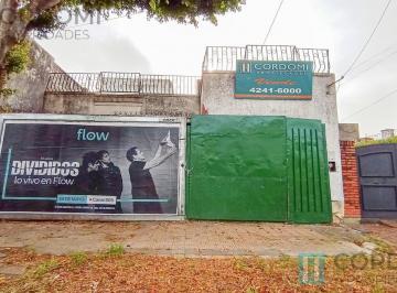 Terreno · 149m² · 3 Ambientes · 1 Cochera · Venta Casa en Lanús Oeste Sobre Lote de 8.66 X 28 a 2 Cuadras de La Av San Martin