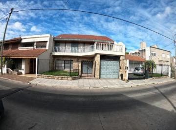 Casa · 230m² · 4 Ambientes · 2 Cocheras · Casa en Venta en Ramos Mejia