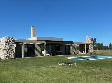 Casa · 210m² · 2 Dormitorios · 2 Cocheras · Casa en Estancia Villa Maria