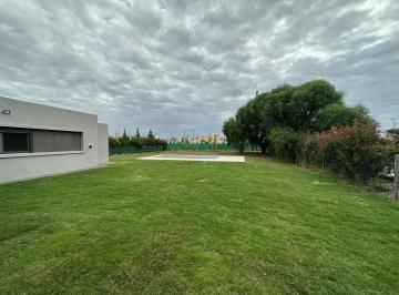 Casa de 8 ambientes, Córdoba · Vendo Casa a Estrenar 4 Dor C/ Patio y Pileta - La Cascada Country Golf