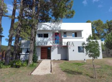 Casa · 250m² · 5 Ambientes · 1 Cochera · Casa Nayades