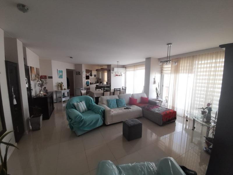 Departamento en venta!! Edificio Cronos xxv. Posee living comedor con balcón corrido a la calle, cocina con barra, 1 dormitorio con vestidor y baño en suite, 1 dormitorio con placard, baño completo, cocheras semi cubiertas para dos autos y baulera.