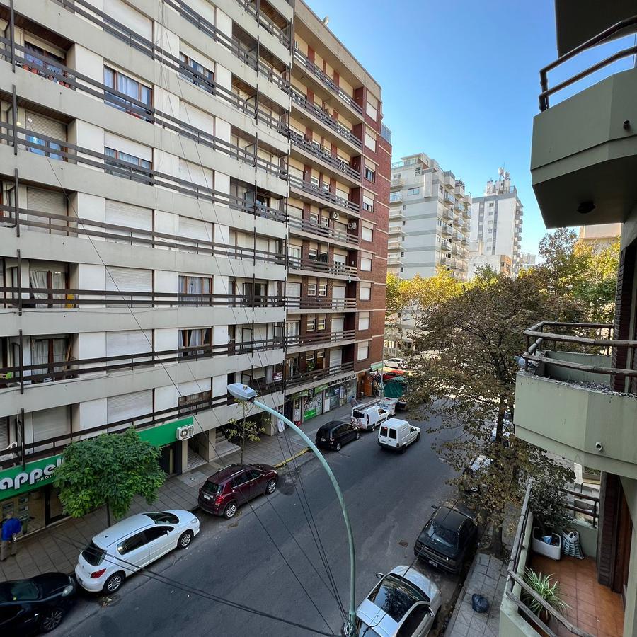 Retasado! Oportunidad departamento 3 ambientes - zona La Perla - 2 dormitorios - living comedor con balcón saliente - baño completo - toilette de recepción - cochera