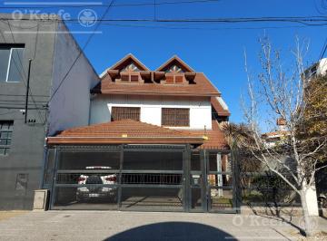 Casa · 150m² · 4 Ambientes · 2 Cocheras · Casa en Venta de 4 Amb en Quilmes con Tres Plantas y Pileta
