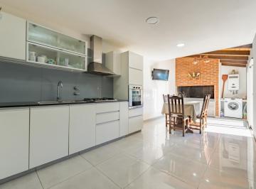 Casa · 90m² · 4 Ambientes · 1 Cochera · Venta - Casa 3 Dorm. con Cochera y Patio - Fisherton, Rosario.