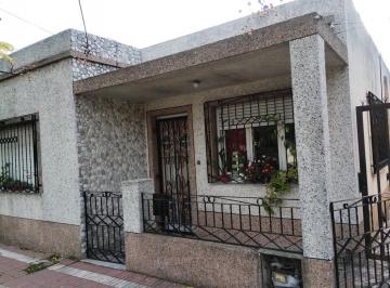 Casa · 71m² · 3 Ambientes · 2 Cocheras · Casa en Venta en Rafael Calzada 4 Amb con Parque y Parrilla
