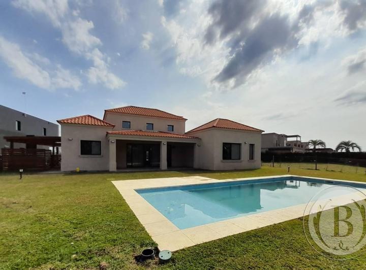 Casa · 208m² · 4 Ambientes · 1 Cochera