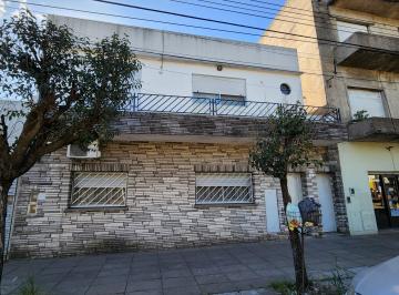 Casa de 6 ambientes, Tres de Febrero · Ideal 2 Familias, 2 Casas de 3 Amb. Uno en Planta Baja y Otro en Planta Alta.