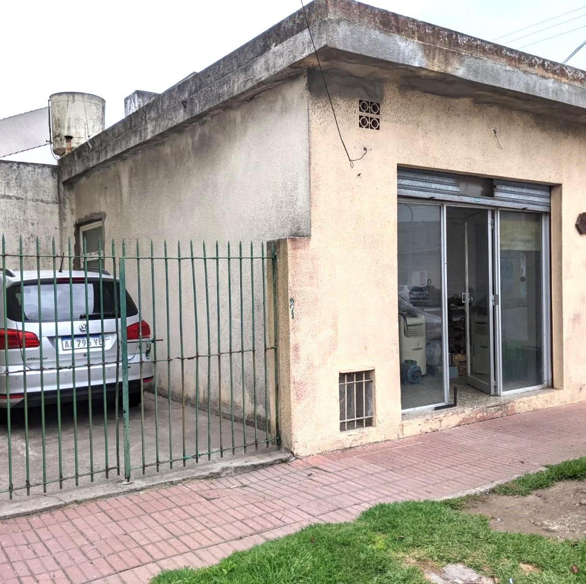 Departamento en planta baja, 2 amb, 88m² cubiertos y local — Villa Lourdes