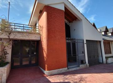Casa · 193m² · 5 Ambientes · 1 Cochera · Casa en Venta - Ujemvi - 4 Hab - 2 Baños