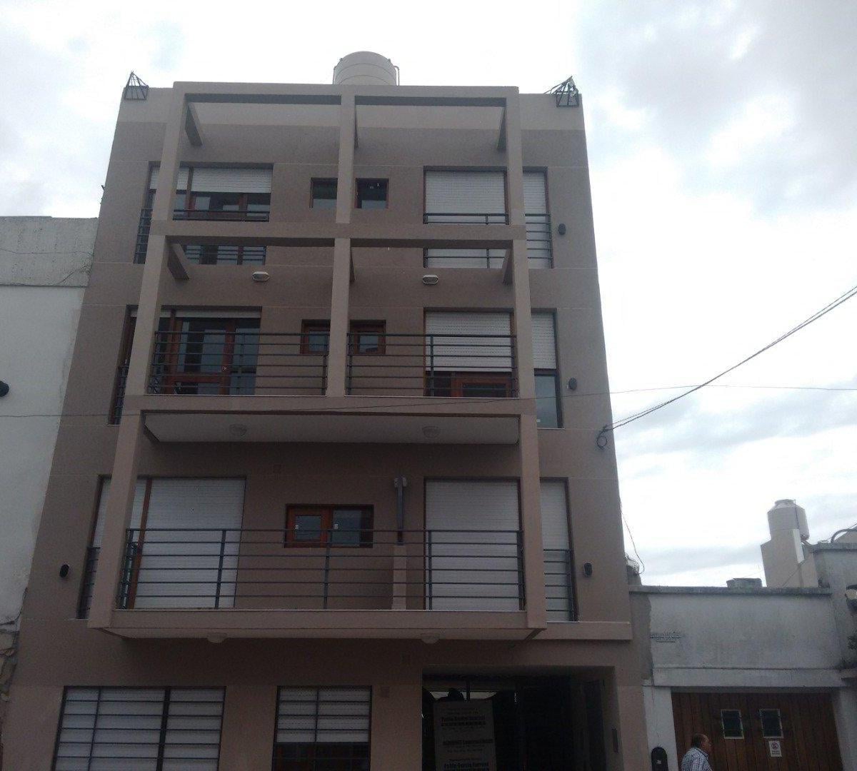Departamento de dos ambientes, al frente y en pb, en excelente estado, con cochera