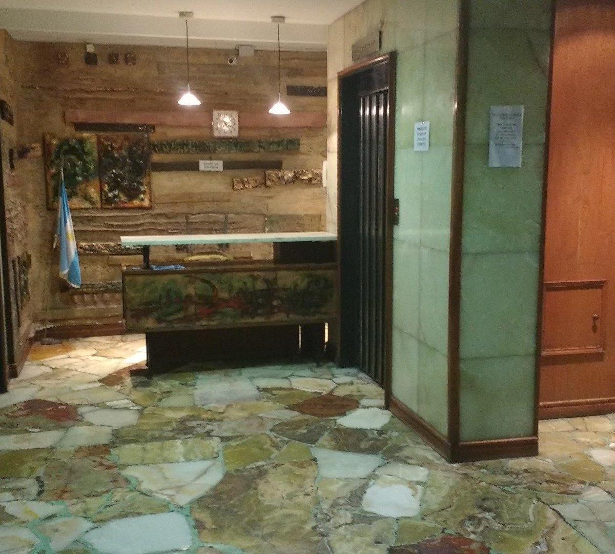 Departamento de dos ambientes interno con un dormitorio, baño y cocina en un 2 piso