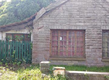 Casa · 200m² · 2 Dormitorios · 1 Cochera · Chalet a Reciclar de Tres Ambientes Mas 4 Departamentos