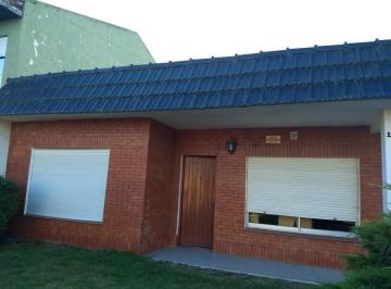Casa · 95m² · 2 Dormitorios · 1 Cochera · Casa Tres Ambientes con Jardín