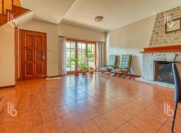 Casa · 180m² · 4 Ambientes · 1 Cochera · Casa - San Carlos