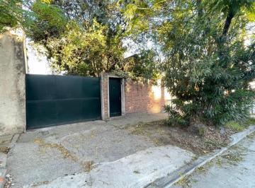 Casa · 134m² · 2 Ambientes · 3 Cocheras · Vivienda en Venta C/gran Lote de 34 m y Galpón en Valentin Alsina