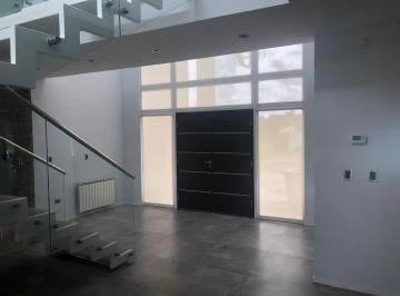 Casa de 5 ambientes, Luján · Residencia de Categoría en Country La Concepción Lujan